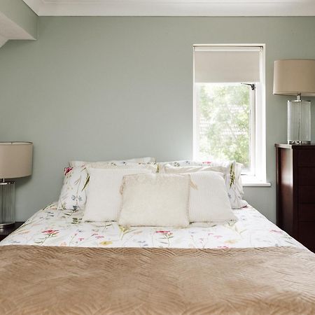 Beautiful Apartment In Guildford With Parking Send Dış mekan fotoğraf