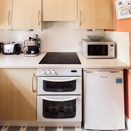 Beautiful Apartment In Guildford With Parking Send Dış mekan fotoğraf
