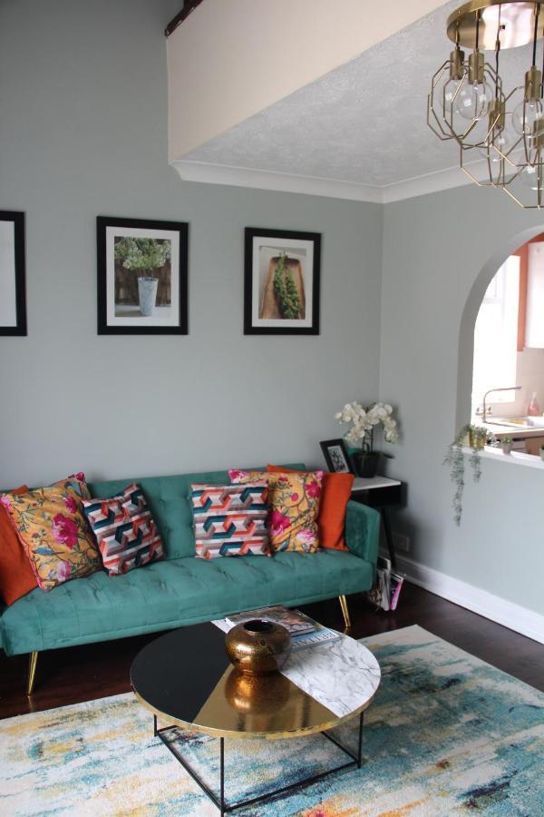 Beautiful Apartment In Guildford With Parking Send Dış mekan fotoğraf