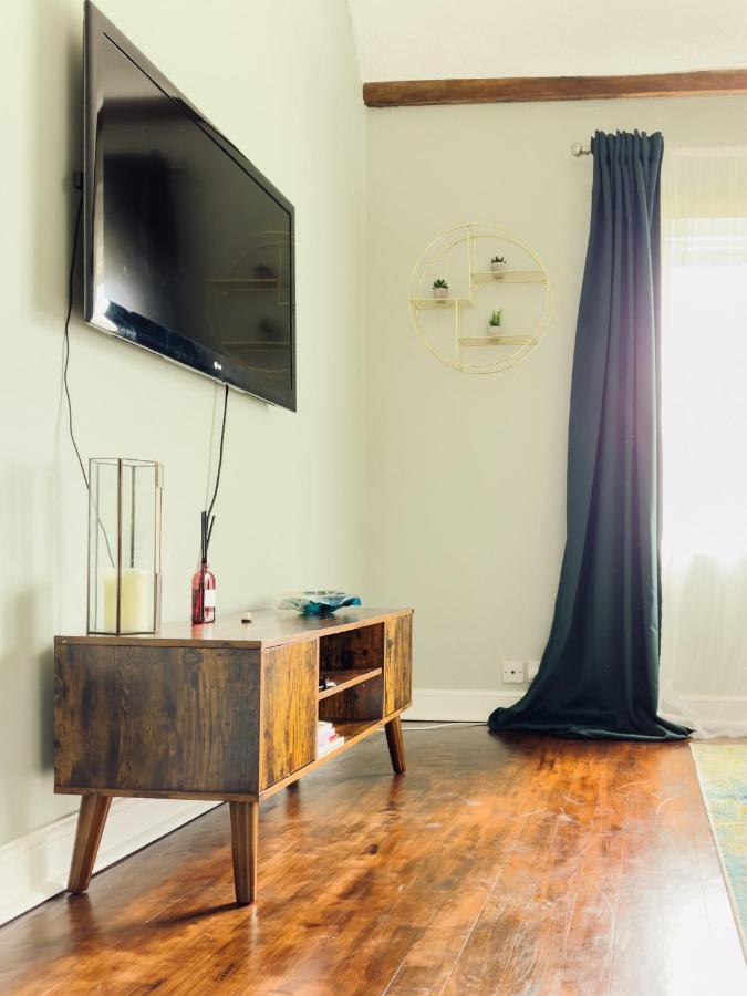 Beautiful Apartment In Guildford With Parking Send Dış mekan fotoğraf