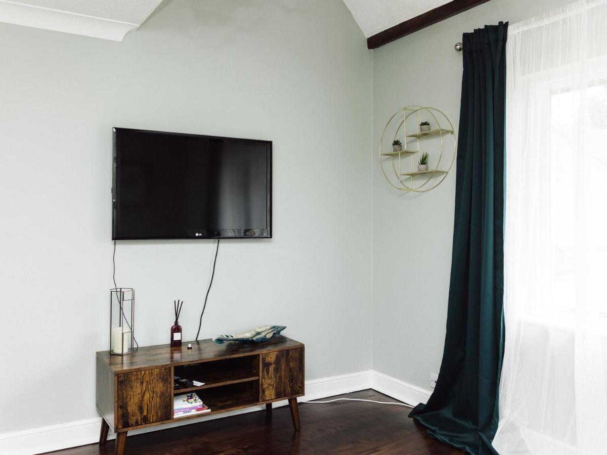 Beautiful Apartment In Guildford With Parking Send Dış mekan fotoğraf