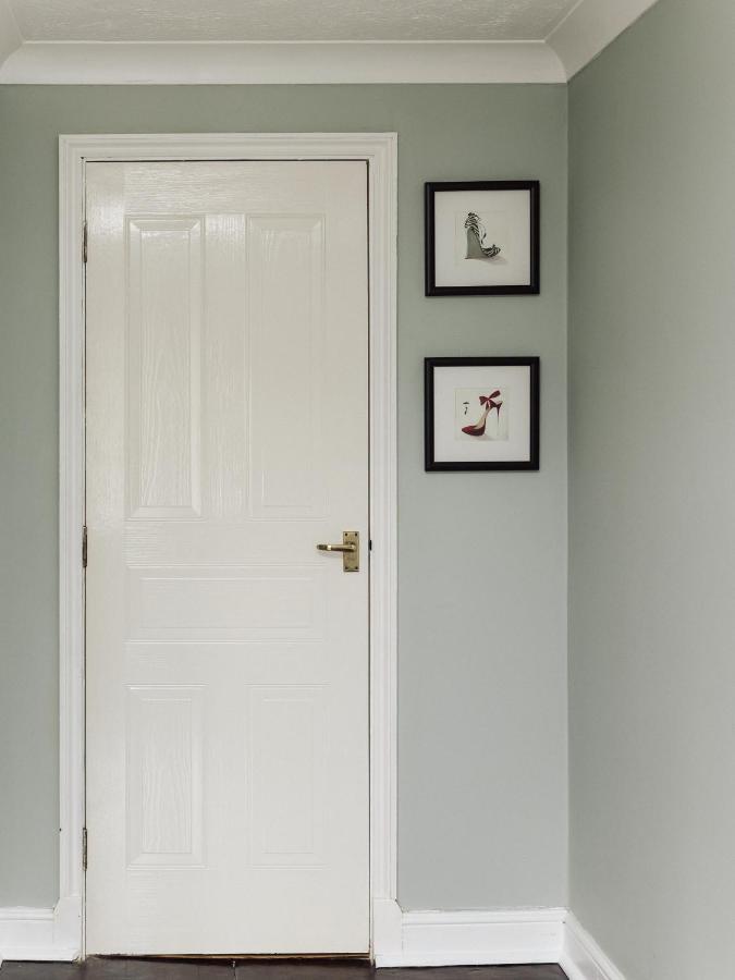 Beautiful Apartment In Guildford With Parking Send Dış mekan fotoğraf