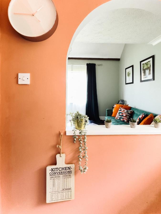 Beautiful Apartment In Guildford With Parking Send Dış mekan fotoğraf