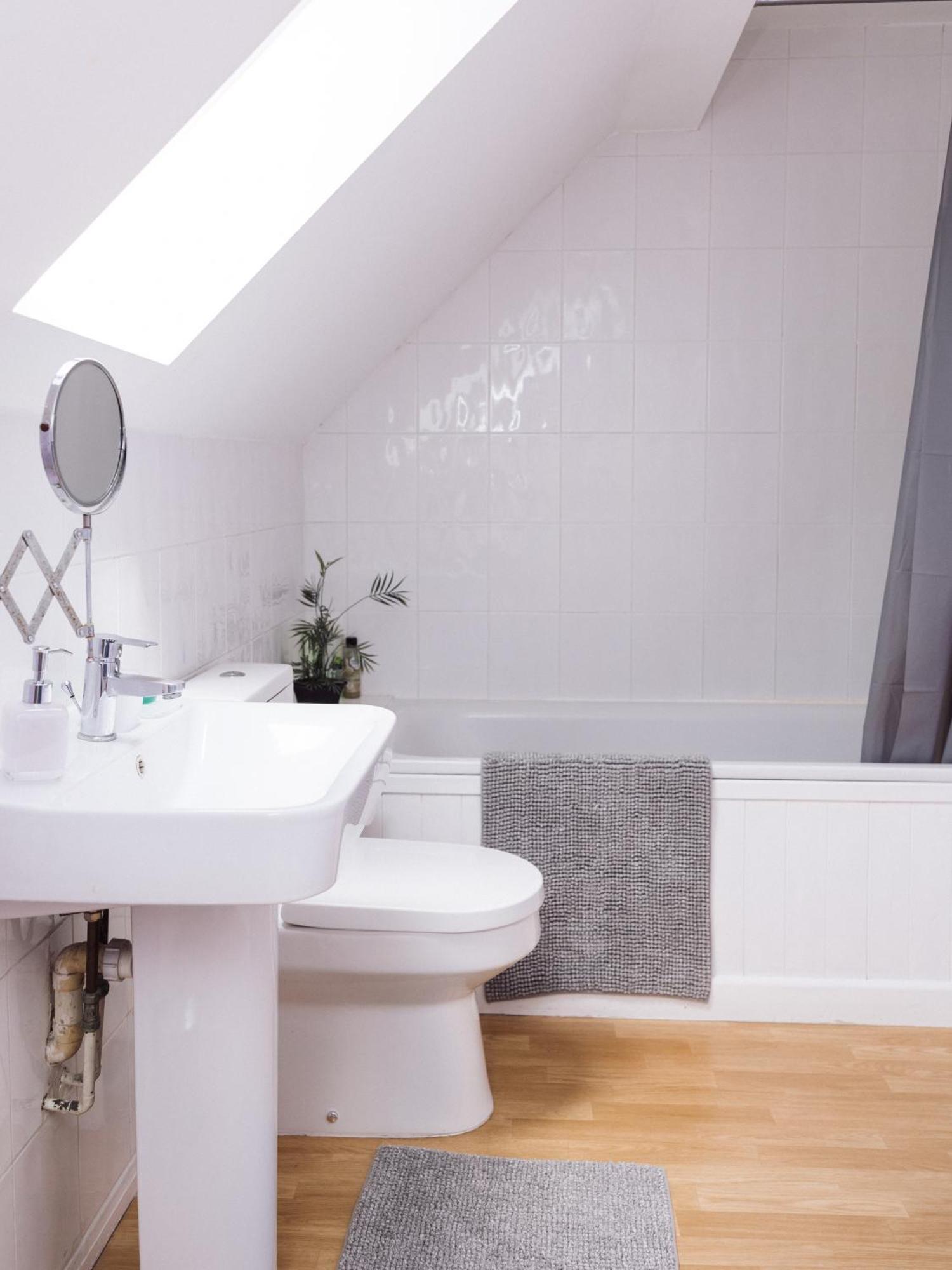 Beautiful Apartment In Guildford With Parking Send Dış mekan fotoğraf