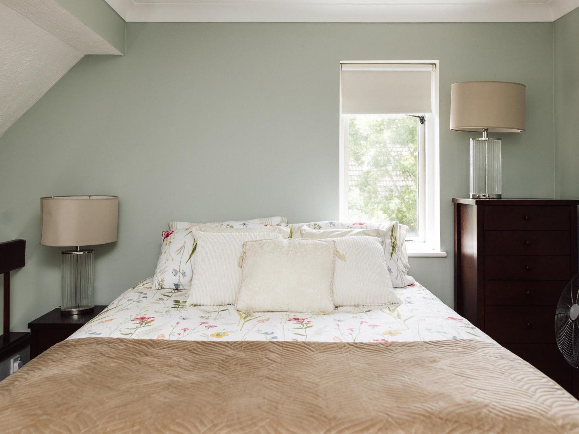 Beautiful Apartment In Guildford With Parking Send Dış mekan fotoğraf