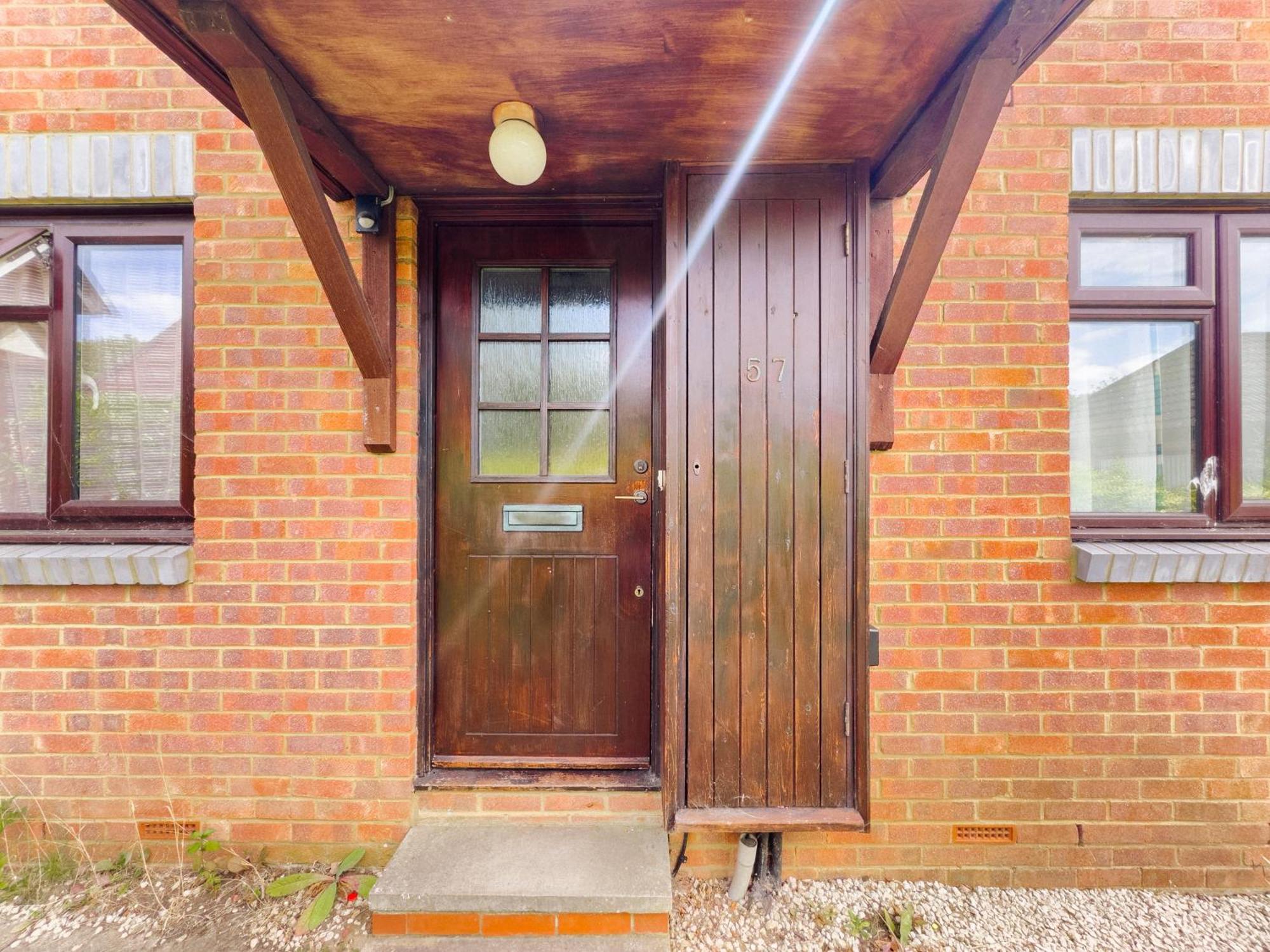 Beautiful Apartment In Guildford With Parking Send Dış mekan fotoğraf