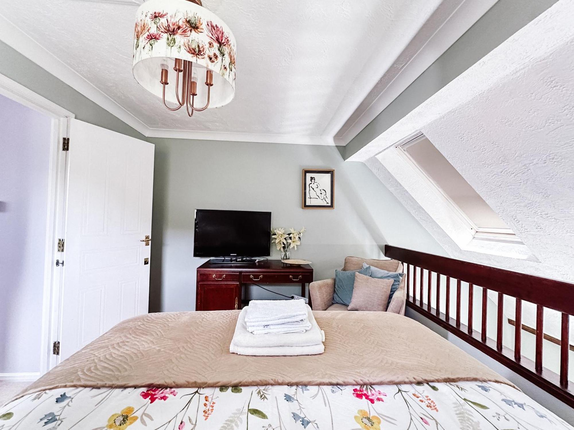 Beautiful Apartment In Guildford With Parking Send Dış mekan fotoğraf