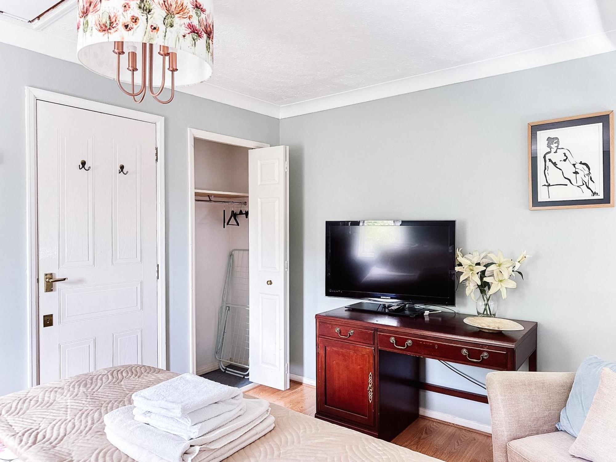 Beautiful Apartment In Guildford With Parking Send Dış mekan fotoğraf