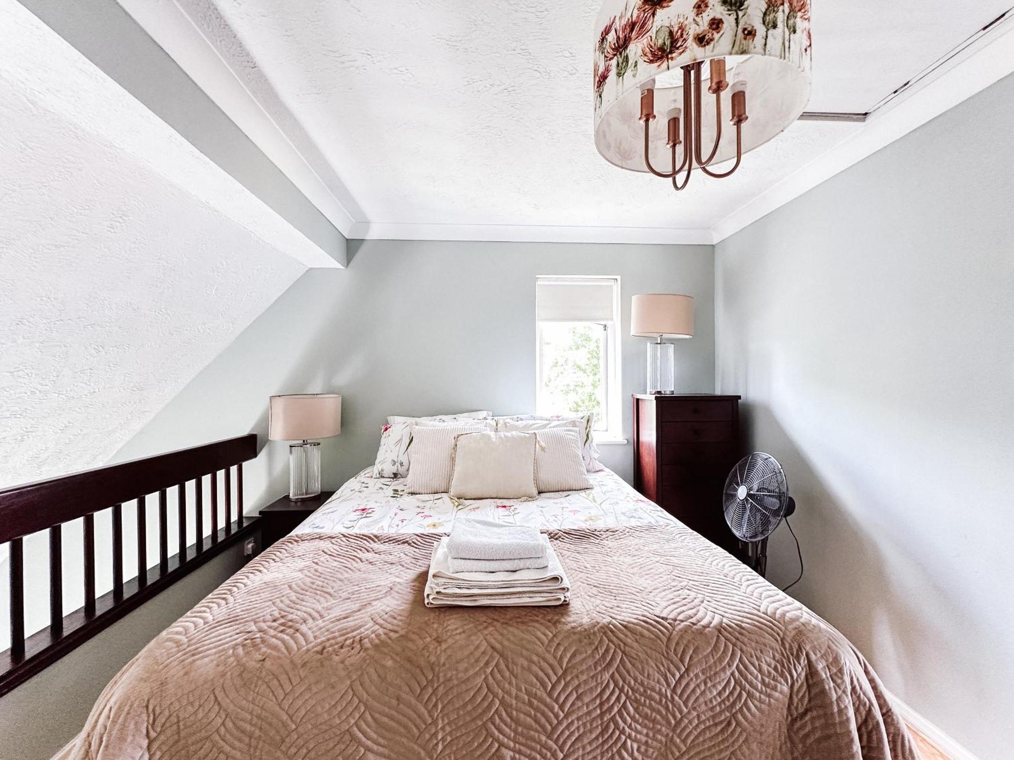 Beautiful Apartment In Guildford With Parking Send Dış mekan fotoğraf