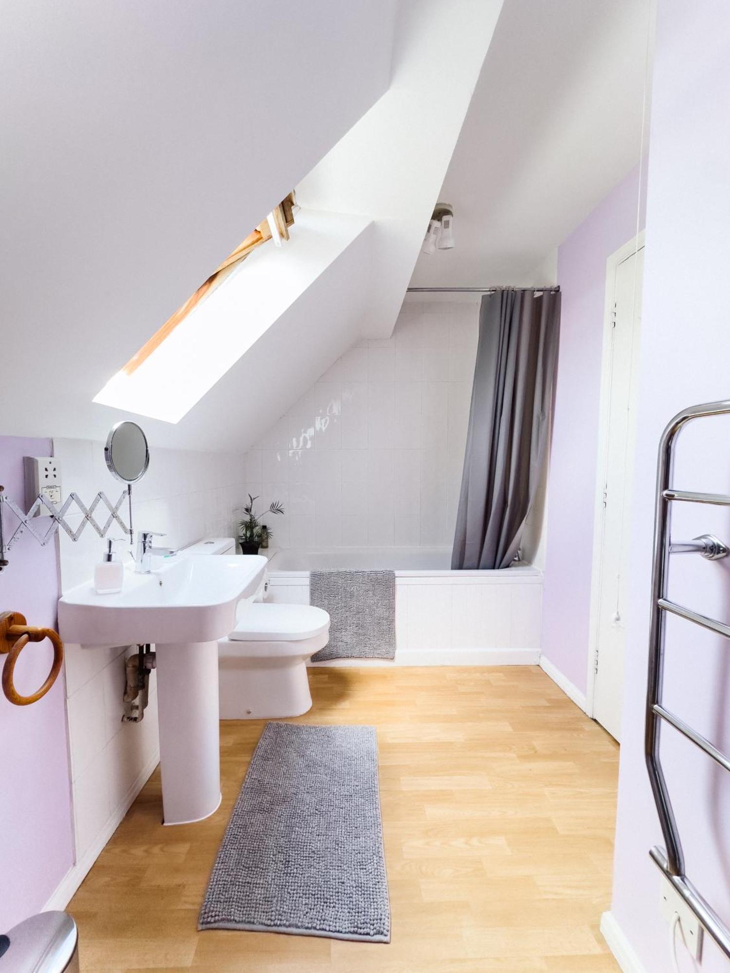 Beautiful Apartment In Guildford With Parking Send Dış mekan fotoğraf