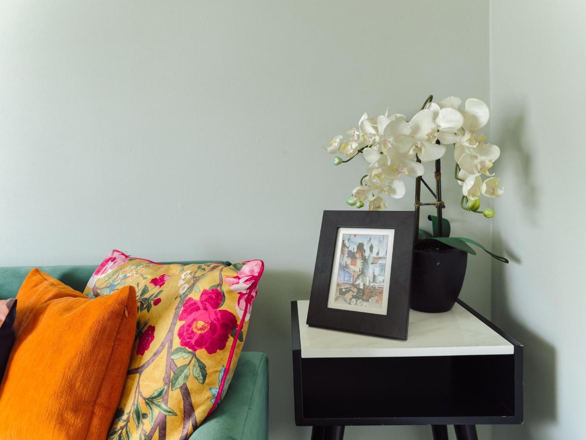 Beautiful Apartment In Guildford With Parking Send Dış mekan fotoğraf