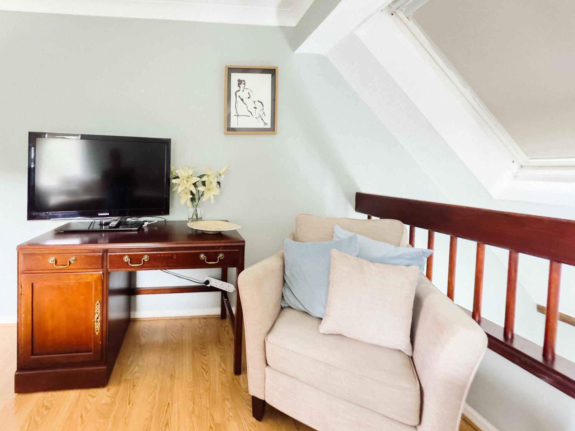 Beautiful Apartment In Guildford With Parking Send Dış mekan fotoğraf