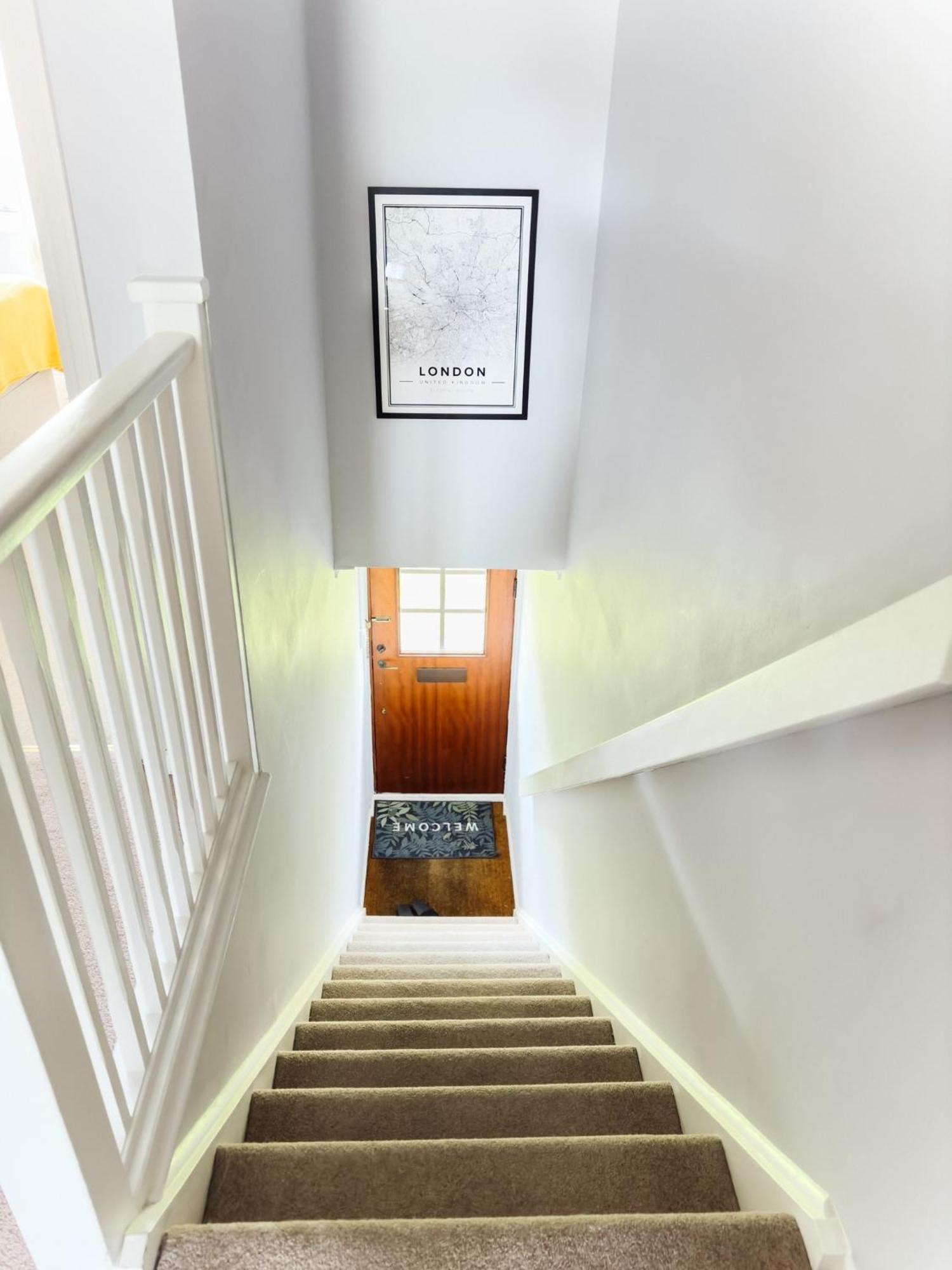 Beautiful Apartment In Guildford With Parking Send Dış mekan fotoğraf