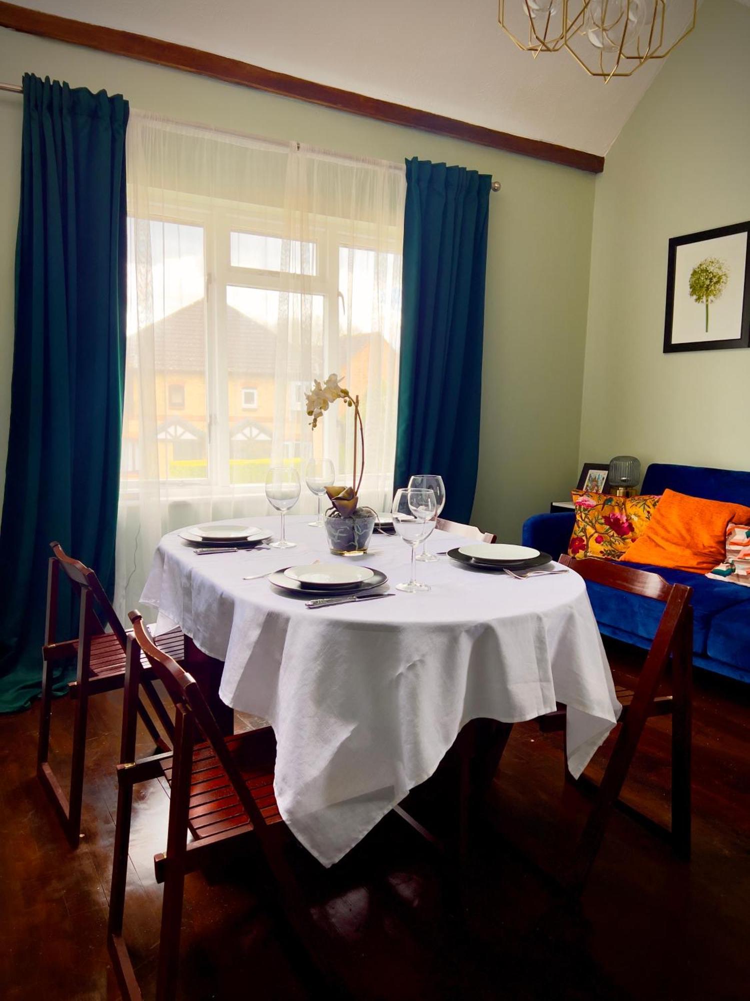 Beautiful Apartment In Guildford With Parking Send Dış mekan fotoğraf