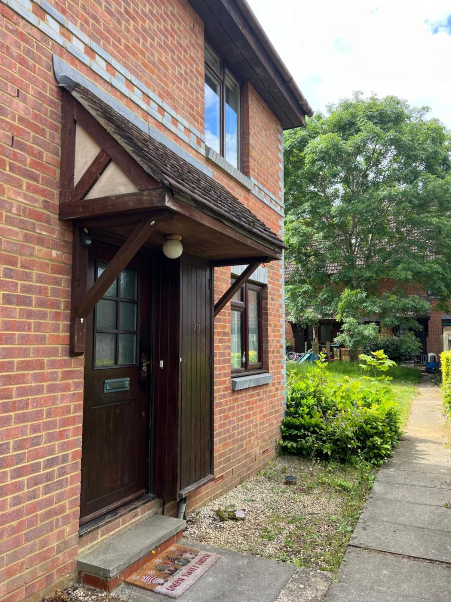 Beautiful Apartment In Guildford With Parking Send Dış mekan fotoğraf